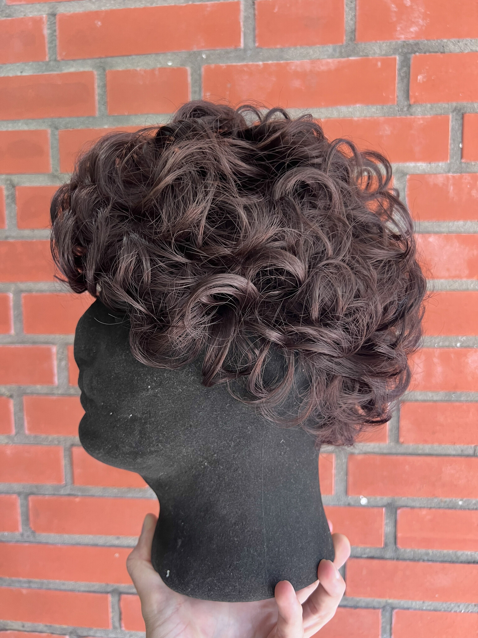 danito-classic-bruin-synthetische-pietenpruik-op-model-daglicht (3).jpg