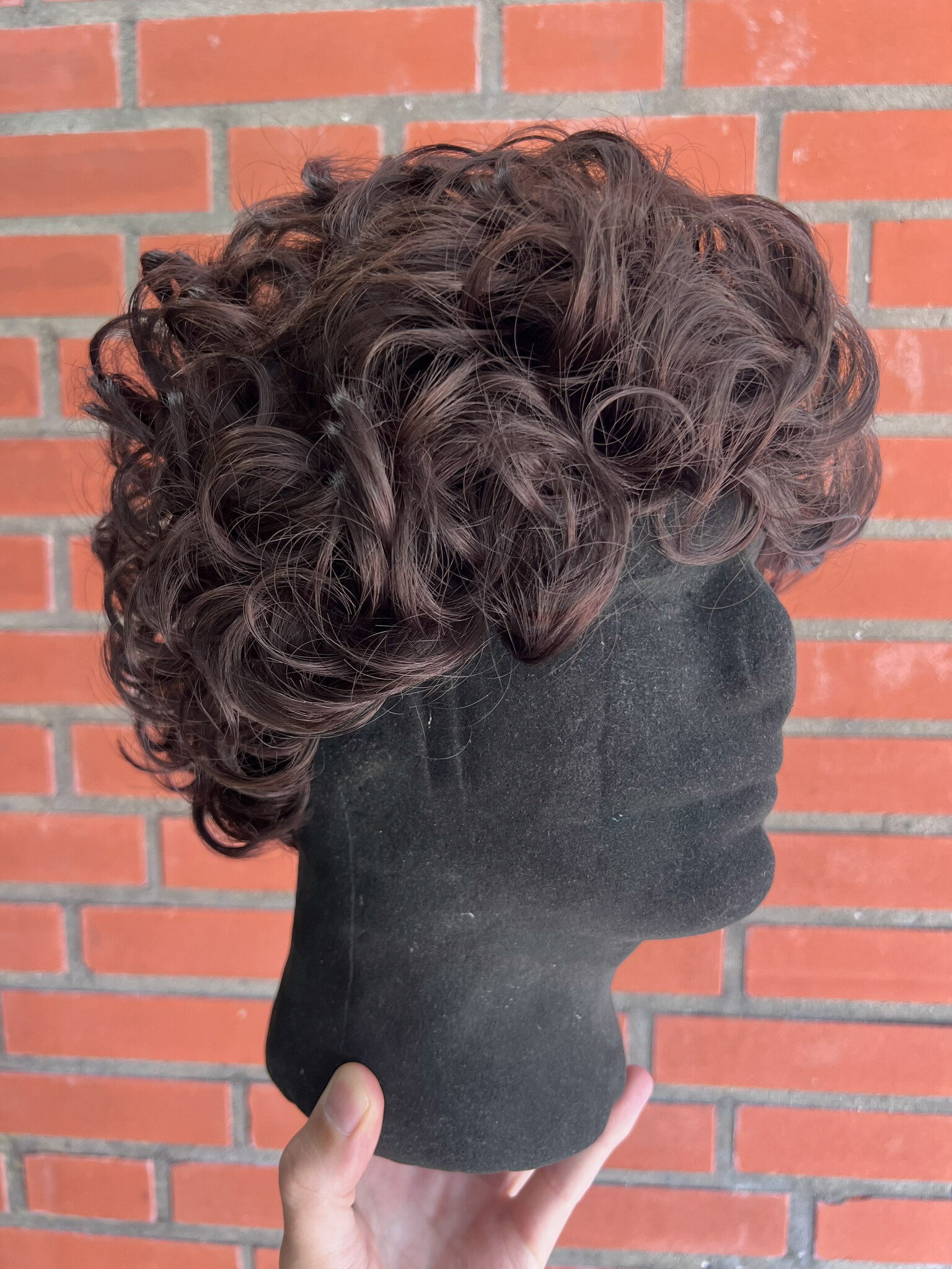 danito-classic-bruin-synthetische-pietenpruik-op-model-daglicht (4).jpg